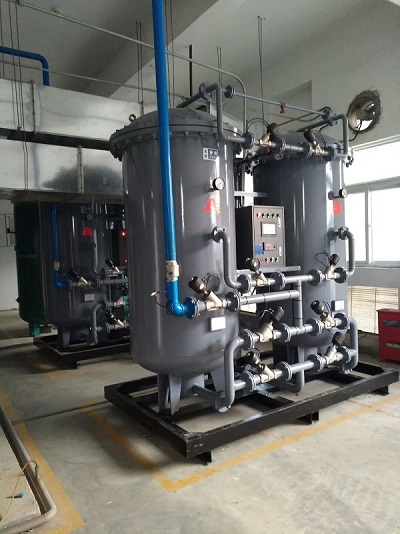 某化(hua)工企(qi)業兩(liang)台300立(li)方，純(chun)度99.9%制(zhi)氮機(ji)現場(chang)